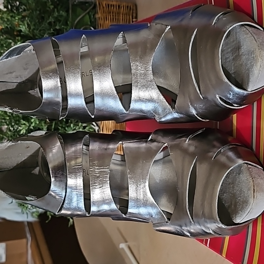 BCBGGirls wedge in 10M Pewter/Moonstone smooth met/suede